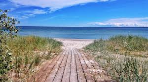 Vid ankomst väntar en charkbricka och en flaska mousserande vin på rummet. Beaches In Skane Visit Skane