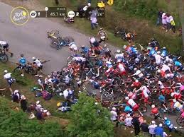 Per vedere la 5.a tappa del tour de france oggi in diretta tv bisogna sintonizzarsi su rai 2 dalle 14 o su sky, sul canale eurosport dalle 13.05. Tour De France 2021 Maxi Caduta A Causa Di Un Cartello Di Una Tifosa 50 Ciclisti A Terra Poi Seconda Caduta Corriere It