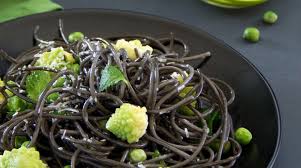 Black Food Der Neueste Trend Aus Japan Elle Lebensmittel Essen Trends Macarons