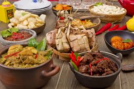 Hari raya aidilfitri is a joyous celebration that involves happy feasting in homes everywhere where family members greet one another with selamat hari raya. How To Celebrate Hari Raya Aidilfitri In Malaysia
