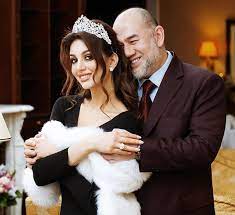 Sebelum ini baginda merupakan tengku mahkota kelantan dan bergelar ytm tengku muhammad faris petra ibni sultan lsmail petra, merupakan putera sulung. Former Malaysian King Tells Russian Beauty Queen Ex Wife His Son Must Be Raised A Muslim If He Wants 200k Trust Fund