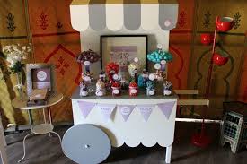220€ que incluye hasta tres horas de alquiler, decoración, montaje y chuches para 35 personas. Como Preparar Un Carrito De Gominolas Para Una Boda