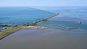 L' afsluitdijk è una parte fondamentale delle più grandi opere zuiderzee , che sbarrano lo zuiderzee , un'insenatura di acqua salata del mare. De Afsluitdijk Straks Weer Klaar Voor De Toekomst