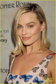 Margot Robbie Stuns at 'Goodbye Christopher Robin' Premiere: Photo 3971327 