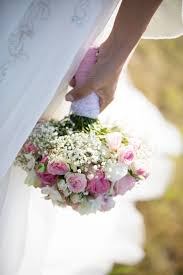 In der spanischen komödie rosas hochzeit will eine frau als schneiderin endlich auch einmal ihre eigenen träume verfolgen statt nur dem wohl der anderen zu dienen. Brautstrauss Bridal Bouquet Rosen Schleierkraut Weiss Creme Rosa Blumenstrauss Hochzeit Schleierkraut Hochzeit Brautstrauss Rosen Rosa