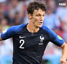 Cette même année, une autre chanson avait éclipsé l'hymne officielle : Benjamin Pavard Ces Supporters Ont Invente Une Chanson Parfaite Pour Le Heros Des Bleus Purebreak