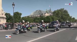 6) il neige aujourd'hui, mais il n'est pas là demain matin. Direct Hommage Aux Invalides Emmanuel Macron Salue La Memoire Des Deux Soldats Morts En Heros Pour La France