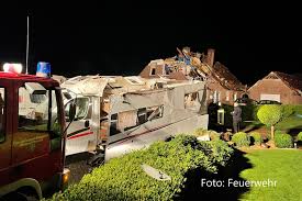 Hunderte häuser wurden zerstört, dächer abgedeckt, stromleitungen niedergerissen und autos umhergeschleudert. Nromibngbmmtpm
