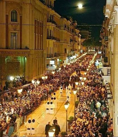 Quest'anno come forse già saprete, in occasione del 350º anniversario dell'Arciconfraternita del Carmine, la processione dei misteri, tornerà in città vecchia e non passerà dunque per le vie del centro. Con anche