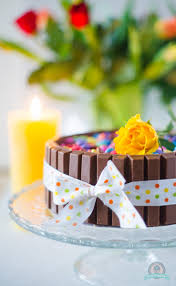 Damit die torte am ende schön wird, sollten die schokoriegel nicht mehr als 4 cm über den kuchen stehen. Kitkat Torte Das Kuchengefluster