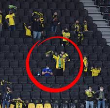 Schalke überholt bvb erst am letzten spieltag. Bvb Ein Einziger Fan Von Schalke 04 Schleicht Sich Ins Feindesland Welt