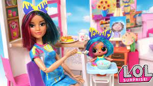 Quedate hasta el final para que nos digas quien tiene las mejores sorpresas. Bebe Lol Sorpresa Y Mama Barbie Rutina De Manana Clase De Arte Famila Lol Splatters Youtube