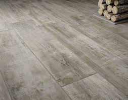 wat een prachtige tegels tegels ja dit zijn tegels het lijkt bijna net echt hout maar dan met alle voordelen va flooring tile floor wood tile floors