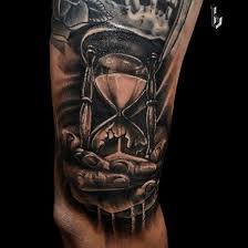 La signification de cette montre est liée au temps qui passe inexorablement et sans s'arrêter et qui a une étroite relation avec le passé, le présent et le futur qui s'approche. Tatouage Sablier L Ephemere Et Le Temps Qui Passe Tattoome Le Meilleur Du Tatouage