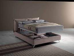 Letto in legno con giroletto sottile e piedini in legno massello alti inclinati. Pin Su Letti Fissi Design Moderno E Classico