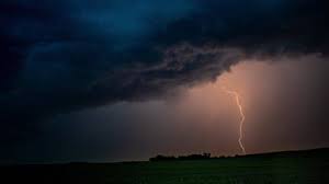 Wer versteckte sich als kind nicht unter der bettdecke oder gesellte sich zu den eltern ins bett; Gewitter Am Wochenende Das Kommt Auf Uns Zu