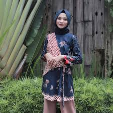 Model baju yang kami buat tidak hanya satu model saja, namun beberapa model yang berbeda yang tampak modis sesuai perkembangan tren fashion saat ini. 10 Motif Batik Solo Gambar Model Harga Online 2020 Bergaya