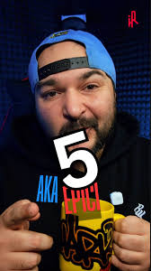 Shadi Fa, rapper sardo di Cagliari attivo dal 1997, torna nel periodo più  odiato e amato dell'anno con un brano intimo e riflessivo che cerca di  lanciare, in realtà, un messaggio positivo.