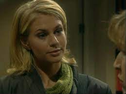 In de soapserie goudkust draait het om hoog oplopende conflicten, heftige affaires, schaamteloze intriges en ingewikkelde liefdes. Aflevering 760 2000