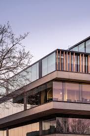 Waregem business park is een nieuw kantorencomplex en architecturale blikvanger met veel glas, hout, architectonisch beton en groendaken. Ion Waregem Business Park Cobe