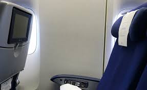 La wizz air de exemplu aceste locuri nu pot fi ocupate de cei care nu au implinit 18 ani de femeile insarcinate sau cu bebelusi. Care Sunt Cele Mai Rele Si Cele Mai Bune Locuri In Avion