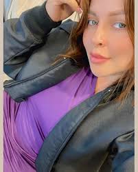 Despeinada, ojerosa y a toda risa. Últimamente mi vida está preciosa.  #viral #woman #latina #fyp #ecuador🇪🇨