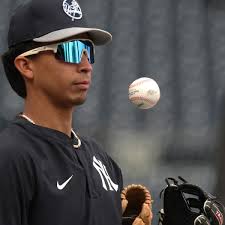 Oswaldo Cabrera leaves Mariners game in ambulance with lower-body injury