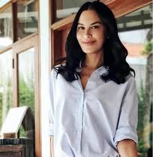 Bahkan keduanya juga berpose bersama kedua mempelai. Sophia Latjuba Gandeng Abdee Slank