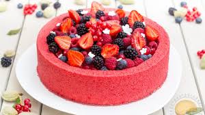 Entremets Frais Aux Fruits Rouges Et Au Lait D Amande Sucre D Orge Et Pain D Epices