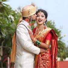40 Stylish Maharashtrian Bridal Looks That We Have A Crush On In 2021 Indian Wedding Photography Poses Indian Bride Photography Poses Wedding Couple Poses Photography