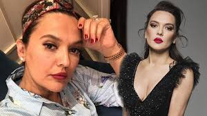 Basın mensuplarına makyajsız yakalanan demet akalın, elindeki poşetle yüzünü kapattı. Demet Akalin Kendine Hayran Birakti Estetiksiz Halini Gorenler Ekrana Yapisti Guzelligi Dillere Destan Ankara Magazin Haberleri