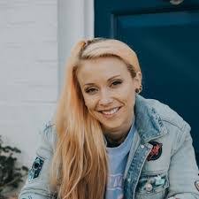 Julia Hardy's Instagram, Twitter & Facebook