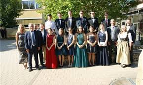 Entdecke unsere auswahl an weißen kleidern, sommerkleidern und. Schicke Kleider Und Anzuge Zum Schulabschluss Bilder Aus Neumarkt Mittelbayerische