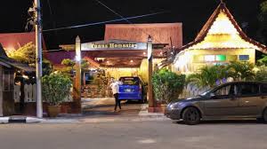 1 katil queen (kipas siling & berdiri) bilik 2 : 15 Tempat Penginapan Menarik Di Melaka Cantik Dan Mempersonakan Anda