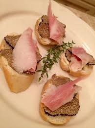 4 fette di pane in cassetta 100 g di tartufi 1 acciuga sotto sale 1 spicchi d'aglio 1 ciuffo di prezzemolo burro olio extravergine di oliva sale. Crostini Con Tartufo Nero Del Molise Ricette Tartufo Idee Alimentari