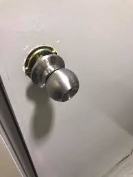 Step by step cara buka tombol pintu yang berbentuk bulat sehinggalah memasangnya semula. Kerana Tombol Pintu Ini 7 Jam Ibu Anak Terkunci Dalam Bilik Air Mingguan Wanita