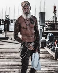 20 Men Who Recognize How To Get Even Hotter With Age Men With Grey Hair Silver Foxes Men Men