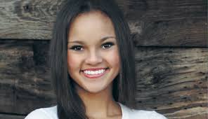 Alexe-Anne Godin incarne le rôle de Tania Boucher dans 30 Vies