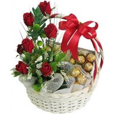 Divertiti durante tutto quest'anno ed usa il tempo come una rampa di lancio per i tuoi sogni! Cesto Di Fiori Bellissimi Di Rose Rosse E Composizione Con Cioccolatini