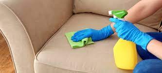 Auch das schönste sofa und der unempfindlichste autositz bekommen irgendwann flecken, wenn sie nicht regelmäßig von staub und schmutz befreit werden. á… Sofa Reinigen Mit Diesen 7 Tipps Gelingt Es Auf Jeden Fall