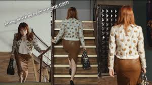 2010 yılında öyle bir geçer zaman ki dizisinde canlandırdığı mesude rolü ile tanındı ve hafızlara kazındı. Shiny Clothes Nilperi Sahinkaya Brown Leather Pencil Skirt 2010s