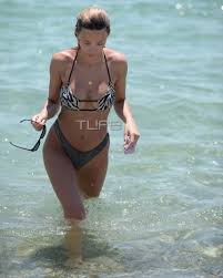 Μετακίνηση 6 με τον σύντροφό της, κωνσταντίνο κυριάκου Garyfallia Kalhfwnh Full In Love Me Ton Syntrofo Ths Se Paralia Ths Mykonoy Pics