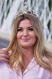 Pokud zvolíte správný střih a materiál, nemusíte se bát barev, jako je zelená. Plussize Modelky Ceske Modelky S R O Plnostihle A Plus Size Modeling Xxl Modelky
