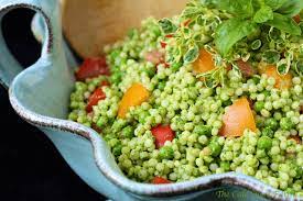 Couscous, sesam und gewürze in einer grossen schüssel vermischen. Israeli Couscous Salad With Tomatoes And Herb Pesto