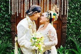 Since indonesia is made up up to 17,000 islands, has six official religions and is home to over 299 different ethnic groups, and keeping up with indonesia's wedding etiquette could be overwhelming for some people. Traditional Beskap Attire