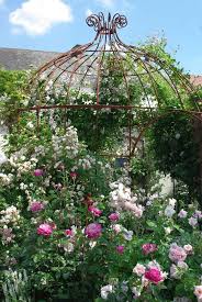 Sous Le Charme Des Rosiers Grimpants La Terre Est Un Jardin In 2020 Plants Greenhouse