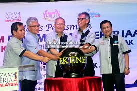 Gambar fail menunjukkan pekerja asing warga bangladesh melakukan kerja memasang cerucuk besi di struktur binaan di sekitar kuantan, yang mampu dhaka: Terlalu Ramai Pekerja Asing Di Malaysia