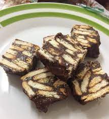 Masukkan biskut marie yang telah dipatahkan tadi. Resepi Kek Batik Milo