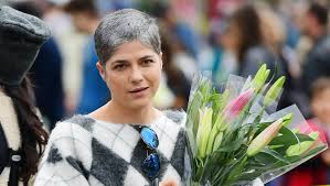 Selma blair took to instagram after completing a new treatment for multiple sclerosis and being discharged by her medical team. Selma Blair Dyed Her Hair For The First Time Since It Grew Back Photo Allure