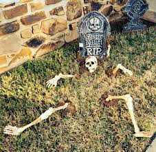 Dieses Skelett Kriecht Aus Seinem Grab Halloween Deko Halloween Deko